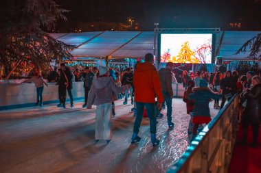 Noel köyünde buz pateni. Villaggio delle Meraviglie. Noel Köyü Milano, İtalya 04.01.2024. Yüksek kalite fotoğraf