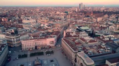 Milan Katedrali Piazza Del Duomo Di Milano ve Galleria Vittorio Emanuele Şehir Merkezi Milano Günbatımı 'nın havadan görüntüsü. Milan İtalya 'da 4K görüntü. Yüksek kalite 4k görüntü