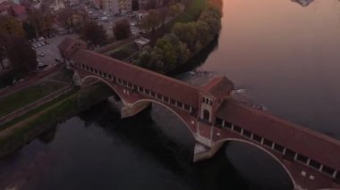 İtalya 'nın ortaçağ şehri Pavia' nın insansız hava aracı görüntüsü. İHA görüntüleri Pavia, İtalya, Lombardiya 20.04.2023