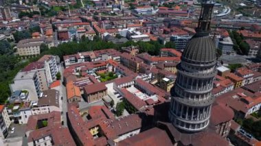 Piedmont, İtalya 'daki Novara City' nin hava manzaralı mimarisi. Novara 'daki Basilica Saint Gaudenzio. Drone Video 4k. 