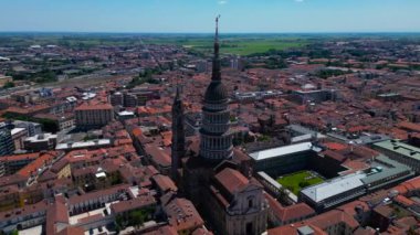 Piedmont, İtalya 'daki Novara City' nin hava manzaralı mimarisi. Novara 'daki Basilica Saint Gaudenzio. Drone Video 4k. 