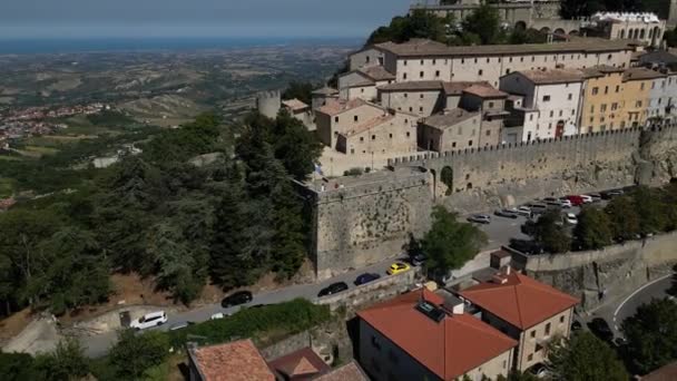 Aerial View San Marino Cityscape Guaita Linnoitus Titano Vuoren Huipulla — kuvapankkivideo