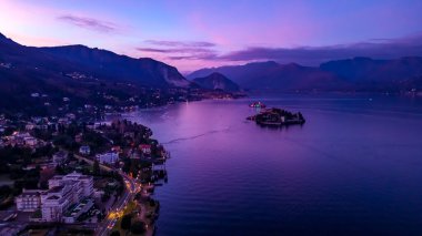 İtalya Hava Fotoğrafçılığı, Stresa, Maggiore Gölü. Verbano-Cusio-Ossola ili, İtalya, Avrupa. Seyahat konsepti geçmişi. Yüksek kalite fotoğraf