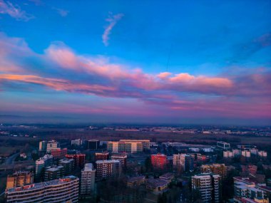 Milan Havacılık manzaralı güzel bir gün batımı. İnsansız hava aracından şehir manzarası. İtalya, Lombardiya, Milano, San Donato Milano