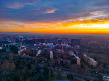 Güzel Sunset San Donato Milano. İHA 'dan şehrin silueti. İtalya, Lombardiya, Milan, Hava Fotoğrafları. 