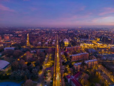 Güzel Sunset San Donato Milano. İHA 'dan şehrin silueti. İtalya, Lombardiya, Milan, Hava Fotoğrafları. 