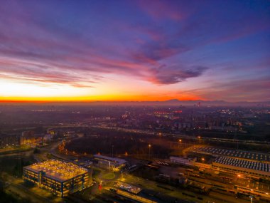 Güzel Sunset San Donato Milano. İHA 'dan şehrin silueti. İtalya, Lombardiya, Milan, Hava Fotoğrafları. 