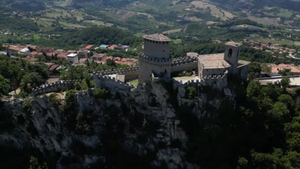 Luftaufnahme Der Stadt San Marino Festung Guaita Auf Dem Gipfel — Stockvideo