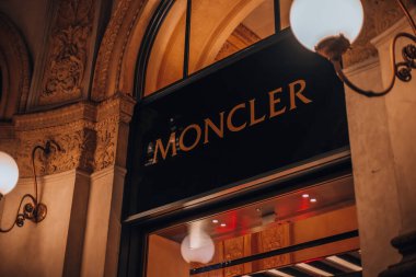 Milan, İtalya 15.12.2023. Akşamları Milano 'nun merkezinde bir sürü turistle dükkan vitrininde. Yılbaşı tatilinde Milano 'da alışveriş yapmak. 