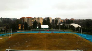 İHA görüntülü Rugby Stadyumu. Regby Sahası. Foto dal drone della partita U18 RSD 1981 ASR Milano 'ya karşı. Ragbi San Donato 1981. İtalya, Lombardia, San Donato Milano 11.02.2024. Yüksek kalite 4k