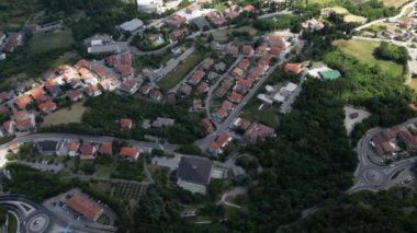 San Marino Cityscape 'in insansız hava aracı görüntüleri, Guaita Dağı' nın tepesindeki Titano Rock Republic of San Marino 15.08.2023. Yüksek kalite 4k görüntü