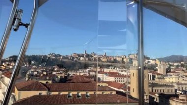 Yeni yıl tatili boyunca Bergamo şehir merkezinde. İtalya, Bergamo, Lombardiya 1.2024. Yüksek kalite 4k görüntü