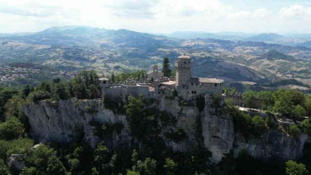 Drönarbilder San Marino Cityscape Guaita Fästning Toppen Berget Titano Rock — Stockvideo