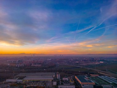 Milano 'da güzel bir akşam güneşi. Kışın drone fotoğrafçılığı. İtalya, Lombardiya, Milano