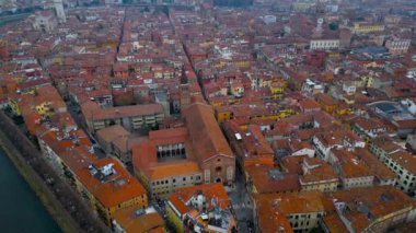 Verona şehrinin hava manzarası. Şehir silueti, tarihi şehir merkezi, kırmızı kiremitli çatılar, Veneto Bölgesi, İtalya. Yüksek kalite 4k görüntü