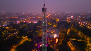 Branca Kulesi ile birlikte Milan Şehri 'nin Sunset Spectacle Havacılık Manzarası. İHA gece uçuyor. Yüksek kalite 4K görüntü. İtalya, Lombardiya, Milano