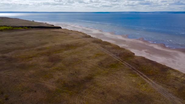 秋のビーチドローン飛行 ドローンフッテージは暖かい秋の日にヴォルガ川岸のトランキル美を撮影します ロシア タリアッティ サマラ地方 — ストック動画