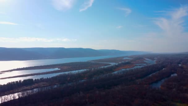 秋のエンブラスでヴォルガ川ビーチを探索する空の印象 ロシア サマラ — ストック動画