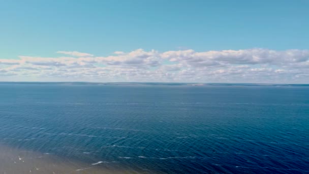 ネイチャーパレットドローンフッテージはヴォルガビーチの暖かい日を強調しています ロシア タリアッティ サマラ地方 高品質の4Kドローン映像 — ストック動画