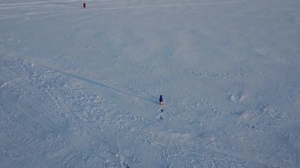 ドローンからの日没ビデオで凍ったヴォルガ川の少女 ロシア タリアッティ サマラ地方 高品質のフルHd映像 — ストック動画