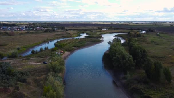 Dron Záběry Zachycuje Klidnou Krásu Birlya River Shore Teplém Podzimním — Stock video