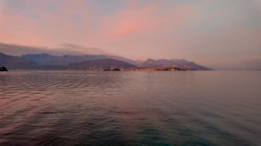 Maggiore Gölü 'nde gün batımı, İtalya Stresa. Yüksek kalite 4k görüntü
