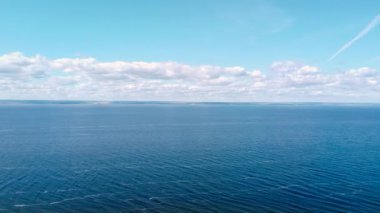 Drone Vistas: Volga Sahili 'nin Sonbahar Renklerini Resmetme Hava Görüntüsü. Yüksek kalite 4k görüntü