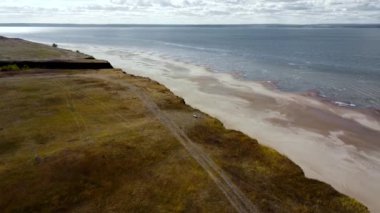 Drone Vistas: Volga Sahili 'nin Sonbahar Renklerini Resmetme Hava Görüntüsü. Yüksek kalite 4k görüntü