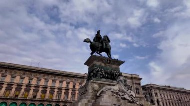 Milan Katedrali ve İtalya 'nın Milano kentindeki Piazza del Duomo' da Victor Emmanuel II anıtı. Ağır çekim 4K Yüksek kalite 4K görüntü
