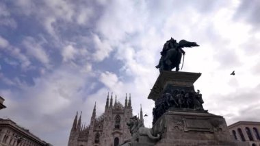 Milan Katedrali ve İtalya 'nın Milano kentindeki Piazza del Duomo' da Victor Emmanuel II anıtı. Ağır çekim 4K Yüksek kalite 4K görüntü