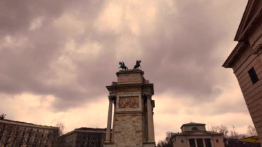 Piazza Sempione 'deki Arco della Pace. Sempione Meydanı 'nda Barış Kemeri. Ağır çekim. Yüksek kalite 4k görüntü