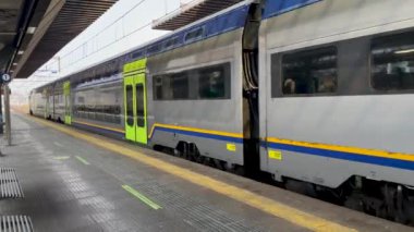 İtalya, Milan 'daki Rogoredo istasyonundan bir tren kalkıyor. 27.02.2024. Yüksek kalite 4k görüntü