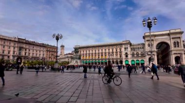 Piazza del Duomo boyunca yürüyen insanlar. İtalya, Milan 3.03.2024. Yüksek kalite 4k görüntü