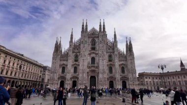 İtalya, Milano 'da Duomo Meydanı boyunca yürüyen ağır çekim. 25.02.2024. Yüksek kalite 4k görüntü