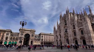 İtalya, Milano 'da Duomo Meydanı boyunca yürüyen ağır çekim. 25.02.2024. Yüksek kalite 4k görüntü