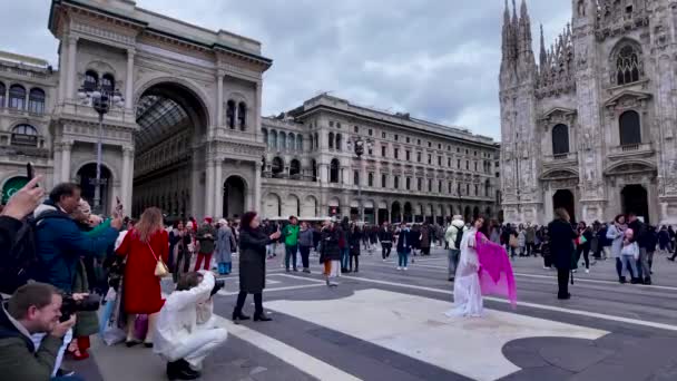 밀라노의 두오모 광장에서 모델의 개념입니다 밀라노 이탈리아 2024 — 비디오