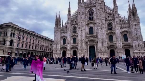 Sesja Zdjęciowa Modelek Piazza Duomo Mediolanie Koncepcja Sesji Mody Mediolan — Wideo stockowe
