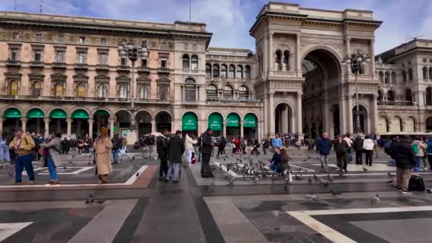 Mensen Lopen Langs Piazza Del Duomo Slow Motion Italië Milaan — Stockvideo