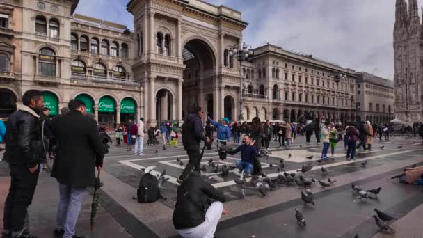 Ludzie Spacerujący Wzdłuż Piazza Del Duomo Zwolniony Ruch Włochy Mediolan — Wideo stockowe