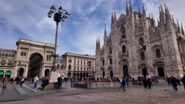 Piazza del Duomo boyunca yürüyen insanlar. İtalya, Milan 5.03.2024. Yüksek kalite 4k görüntü.