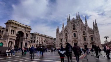 Piazza del Duomo boyunca yürüyen insanlar. İtalya, Milan 4.03.2024