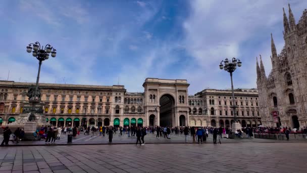 Los Turistas Caminan Largo Plaza Duomo Milán Cámara Lenta Concepto — Vídeo de stock