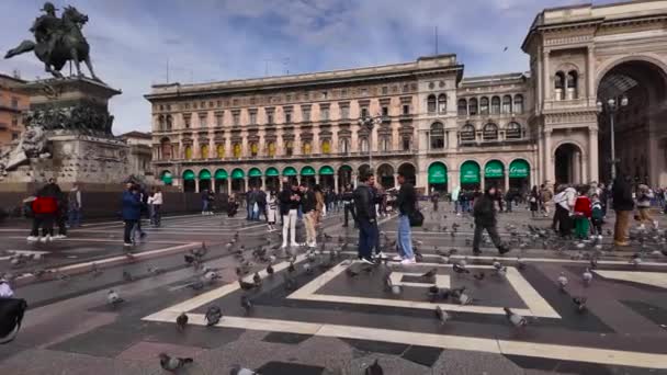 人们沿着多摩广场走着 动作缓慢 意大利米兰2024年3月7日 — 图库视频影像