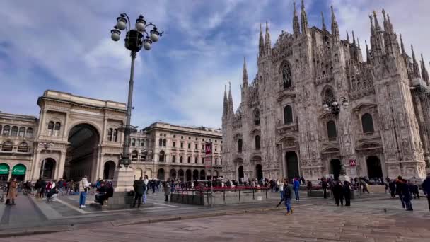 Lidé Kráčející Podél Piazza Del Duomo Zpomalují Itálie Milán 2024 — Stock video