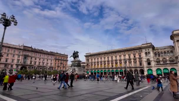 Piazza Del Duomo Boyunca Yürüyen Insanlar Talya Milan 2024 Yüksek — Stok video