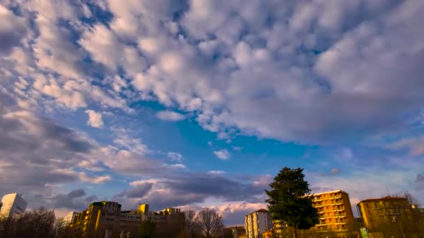 Movimento Céu Azul Nuvens Sobre Lapso Tempo Cidade Imagens Alta — Vídeo de Stock