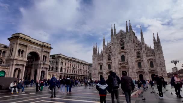 Mensen Lopen Langs Piazza Del Duomo Slow Motion Italië Milaan — Stockvideo