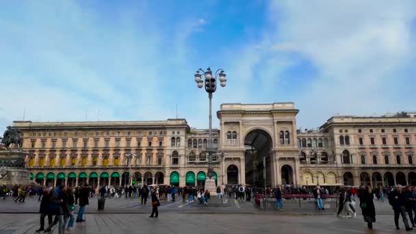 観光客はミラノのデュオモ広場を歩いている スローモーション 観光コンセプト イタリア ミラノ1 2024 高品質の4K映像 — ストック動画