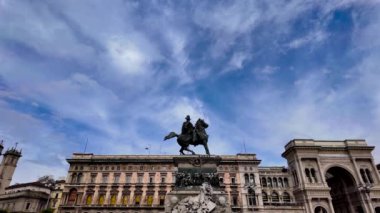 Piazza del Duomo boyunca yürüyen insanlar. İtalya, Milan 4.03.2024