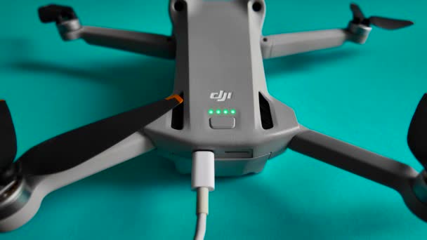 Milan Italie 2024 Dji Mini Pro Drone Charging Processus Chargement — Video